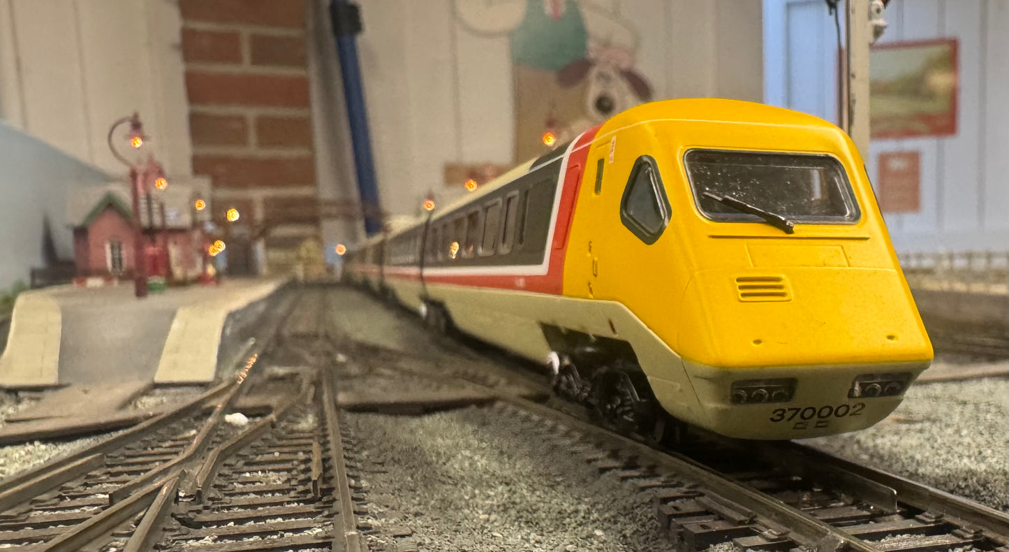 Hornby 30104 (OO) British Rail Class 370, Advanced Passenger Train No.370002 in BR Intercity livery, 5 car set. DCC Ready