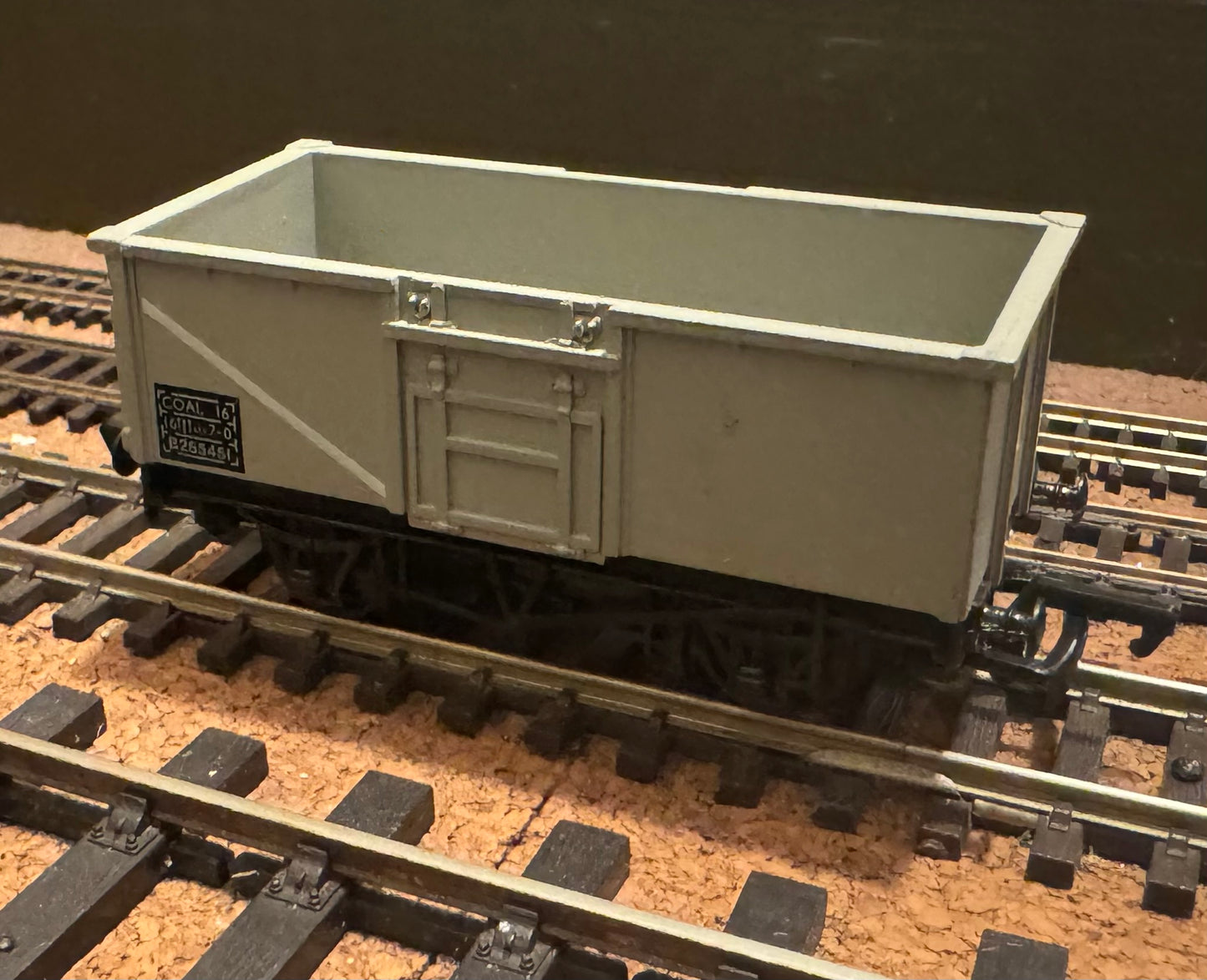 Mainline (OO) British Railways 16ton, “Windcutter” Mineral Wagon, No.B256451. £7 each