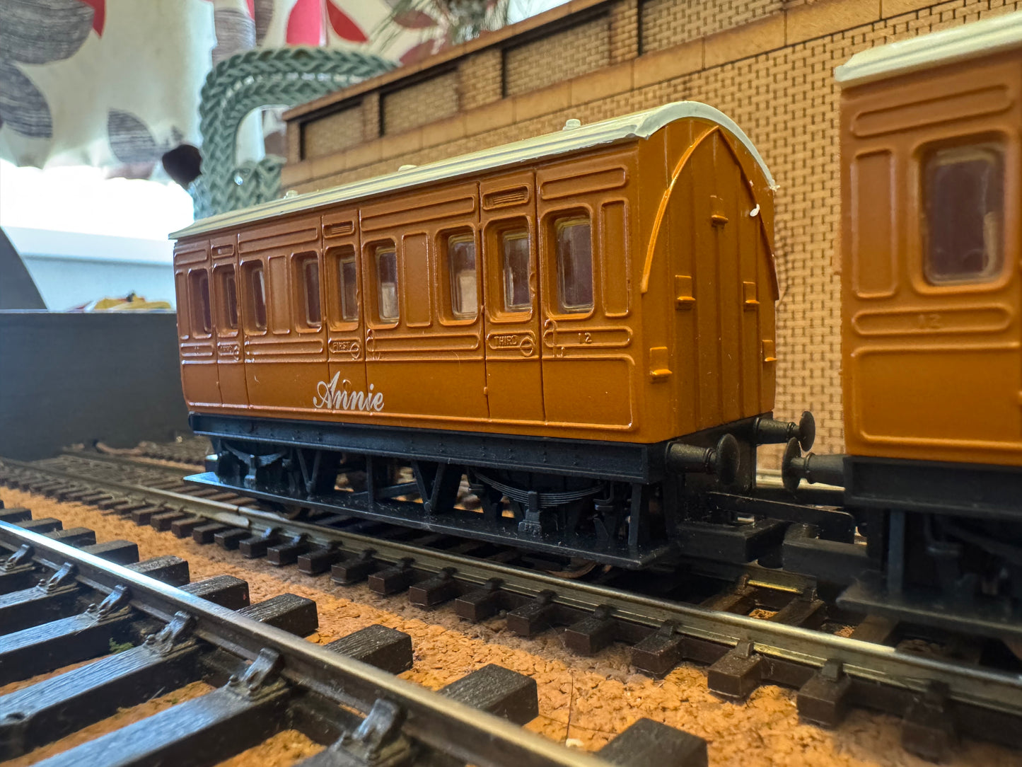 Hornby Thomas & Friends R9293 (OO) Annie and Clarabel