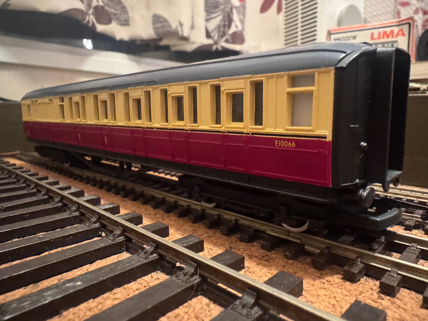 Hornby R.410 (OO) Ex LNER ‘Gresley’ Brake Corridor Composite No.E10066 in British Railways ‘Blood & Custard Livery 