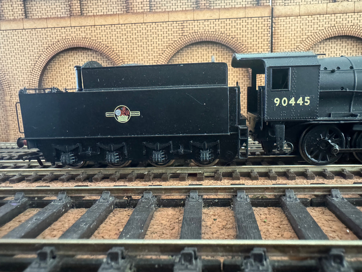 Bachmann 32-252 (OO) EX WD Austerity 2-8-0 No.90445 in British Railways Unlined Black. (Shed Code 50A, York Depot)