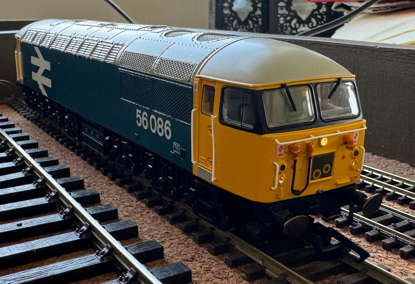 Hornby (OO) British Rail, Class 56 No.56086 in BR Large Logo Blue with Yellow ends. DCC Sound Fitted (read description!)