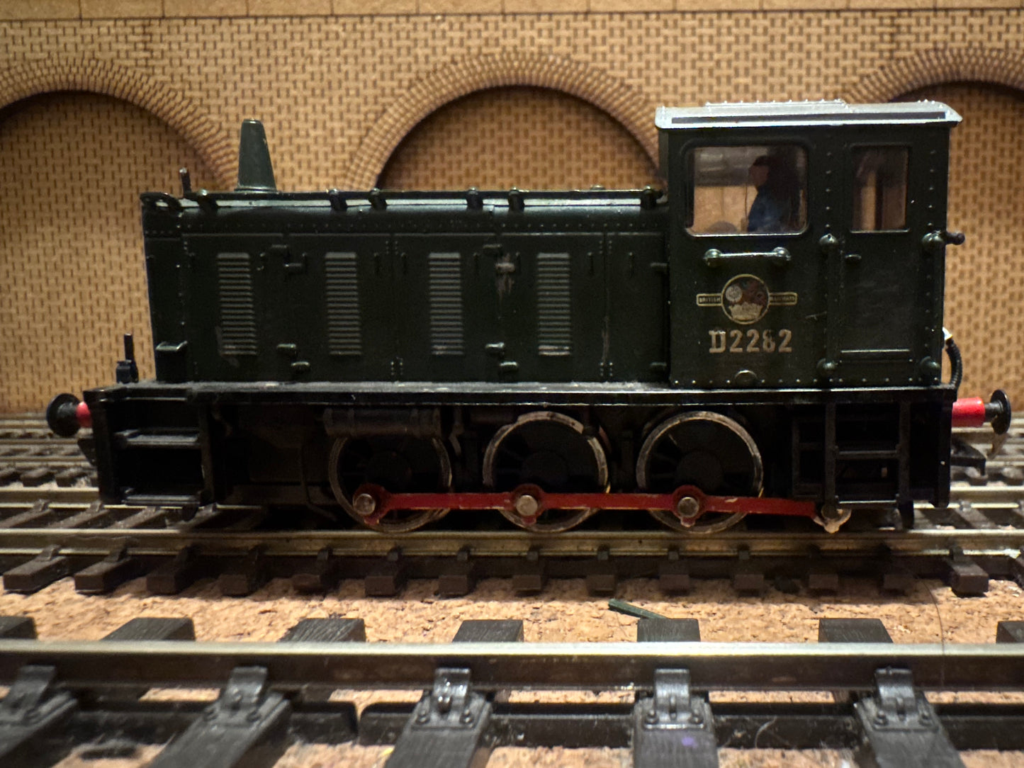 Bachmann 31-338 (OO) British Railways, Drewry Car Company 200HP 0-6-0 Diesel Mechanical Shunter [Class 04] No.D2282 in lightly weathered Plain BR Green. 