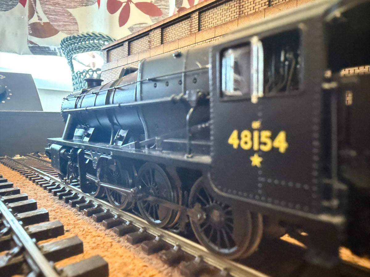 Hornby R2229 (OO) Ex LMS ‘Stanier’ 8F No.48154 in British Railways Unlined Black. (Shed Code 2F, Market Harborough Depot) DCC Ready 