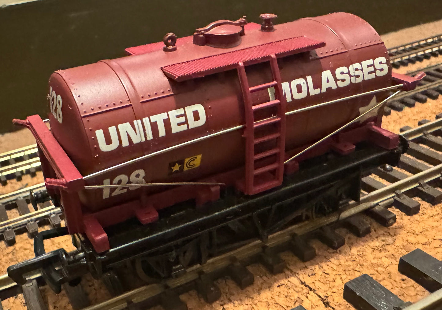 Mainline (OO) United Molasses 12ton Tank Wagon, No.128