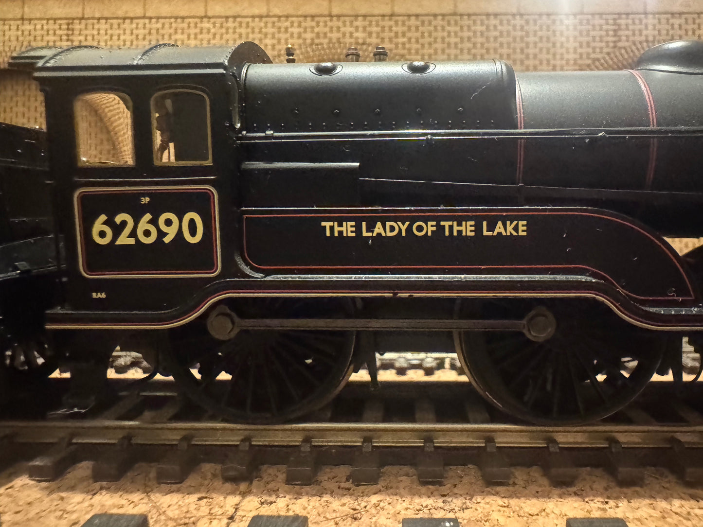 Bachmann 31-135 (OO) Ex LNER D11/2 ‘Scottish Director’ No.62690 “Lady Of The Lake” in British Railways Lined Black. (Shed Code 64B, St Rollox Depot) DCC Ready 
