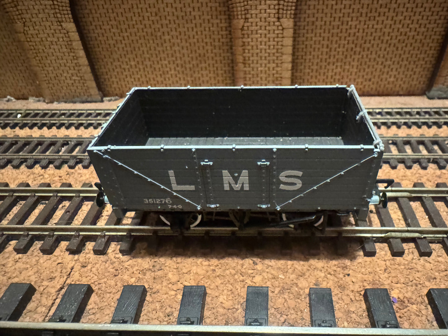 Bachmann 37-088 (OO) London Midland & Scottish Railway, Severn Plank Open Wagon No.351276 in LMS Grey. 