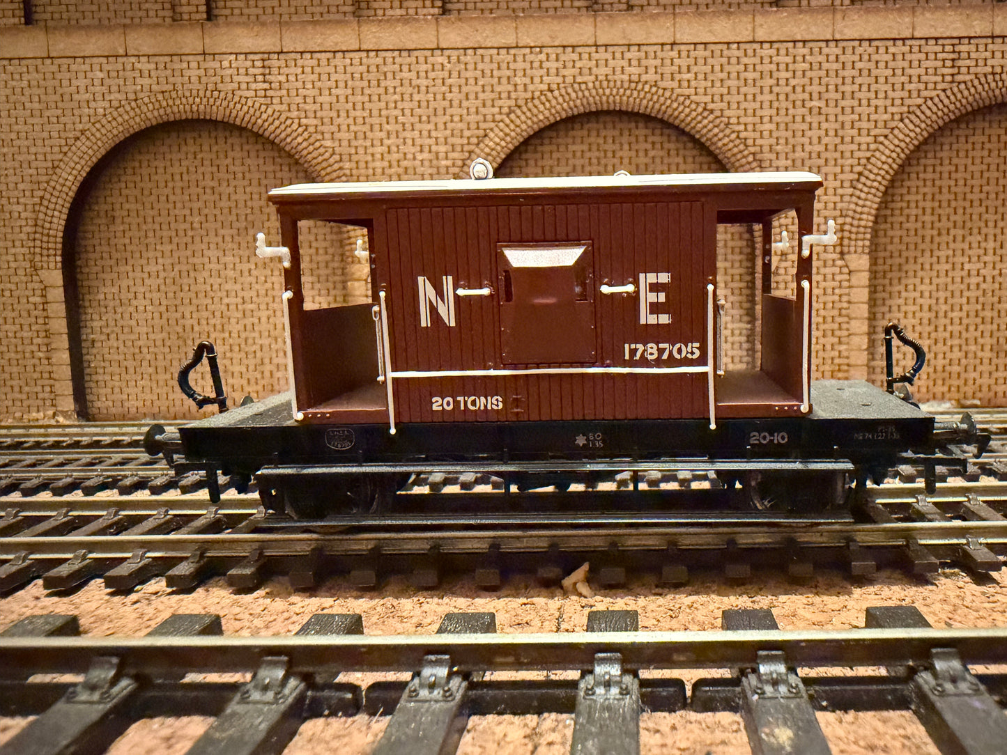 Bachmann 37-529 (OO) London North Eastern Railway, 20T Vacuums Fitted Brake Van No.178705 in LNER Red Oxide