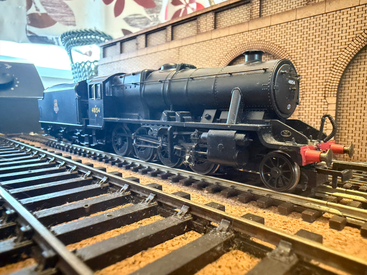 Hornby R2229 (OO) Ex LMS ‘Stanier’ 8F No.48154 in British Railways Unlined Black. (Shed Code 2F, Market Harborough Depot) DCC Ready 