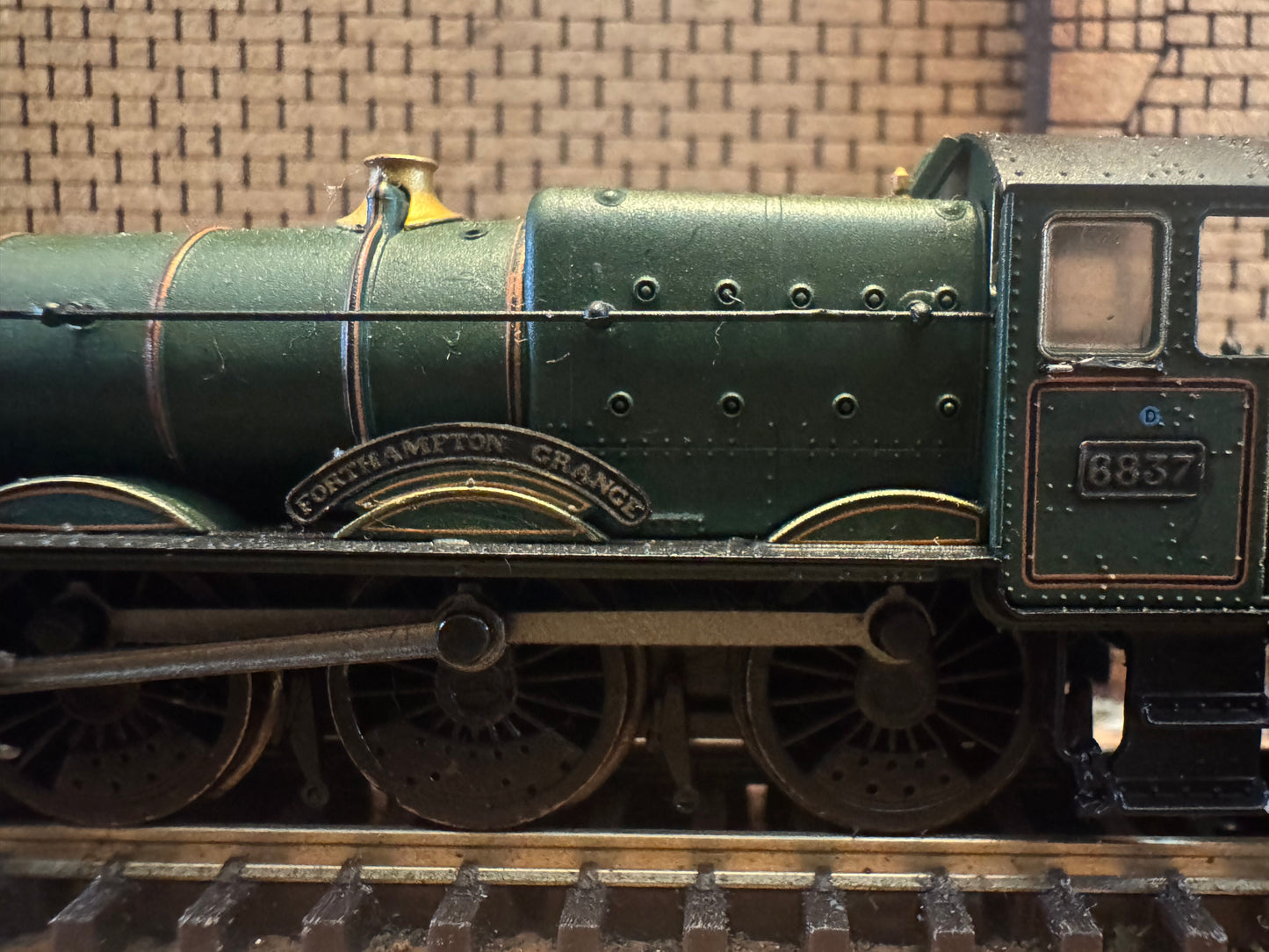 Dapol 2S-019-005 (N Gauge) Ex GWR 68xx ‘Grange’ No.6837 “Forthampton Grange” with 3500 Gallon Tender. (Shed Code 83F, Truro Depot) BR Lined Green. DCC Fitted