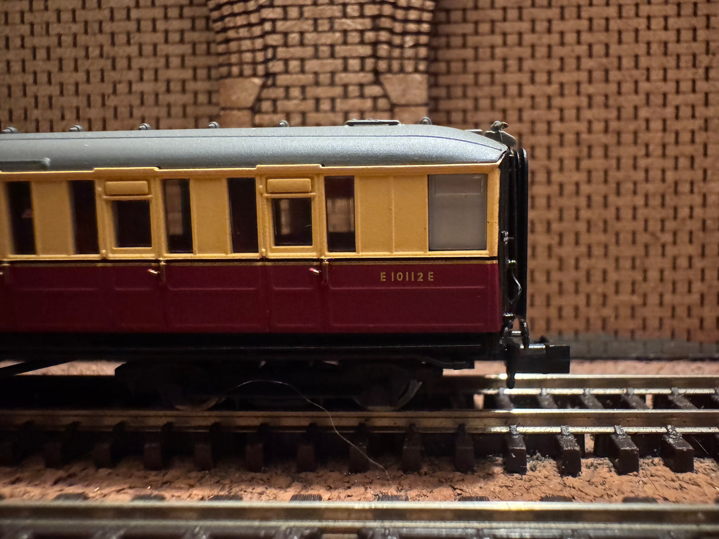 Dapol NC-61D (N Gauge) Ex LNER ‘Gresley’ Corridor Brake Second No.E10112E in British Railways Blood and Custard Livery 