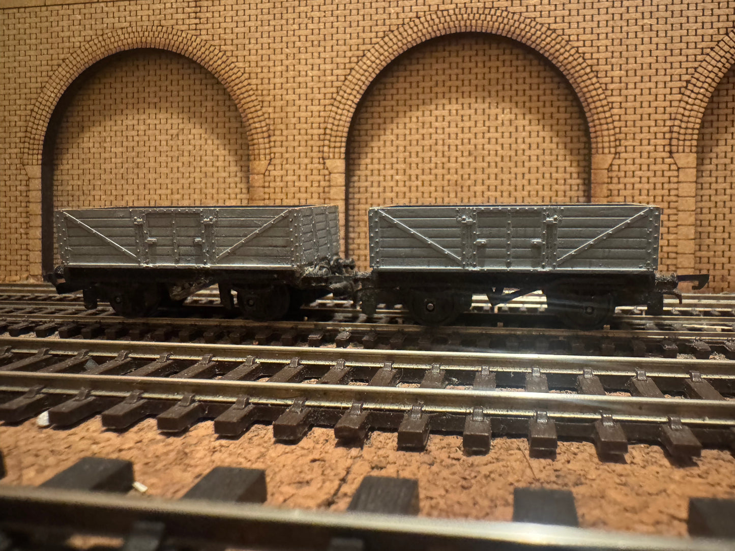 Tri-ang T176 (TT) X2 British Railways 12T Six plank wagons