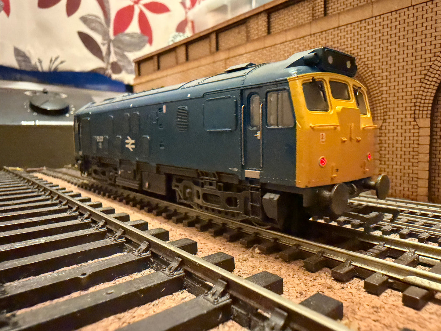 Bachmann 32-329 (OO) British Railways, Class 25/2 No.25231 in lightly weathered British Rail Blue. DCC Ready 