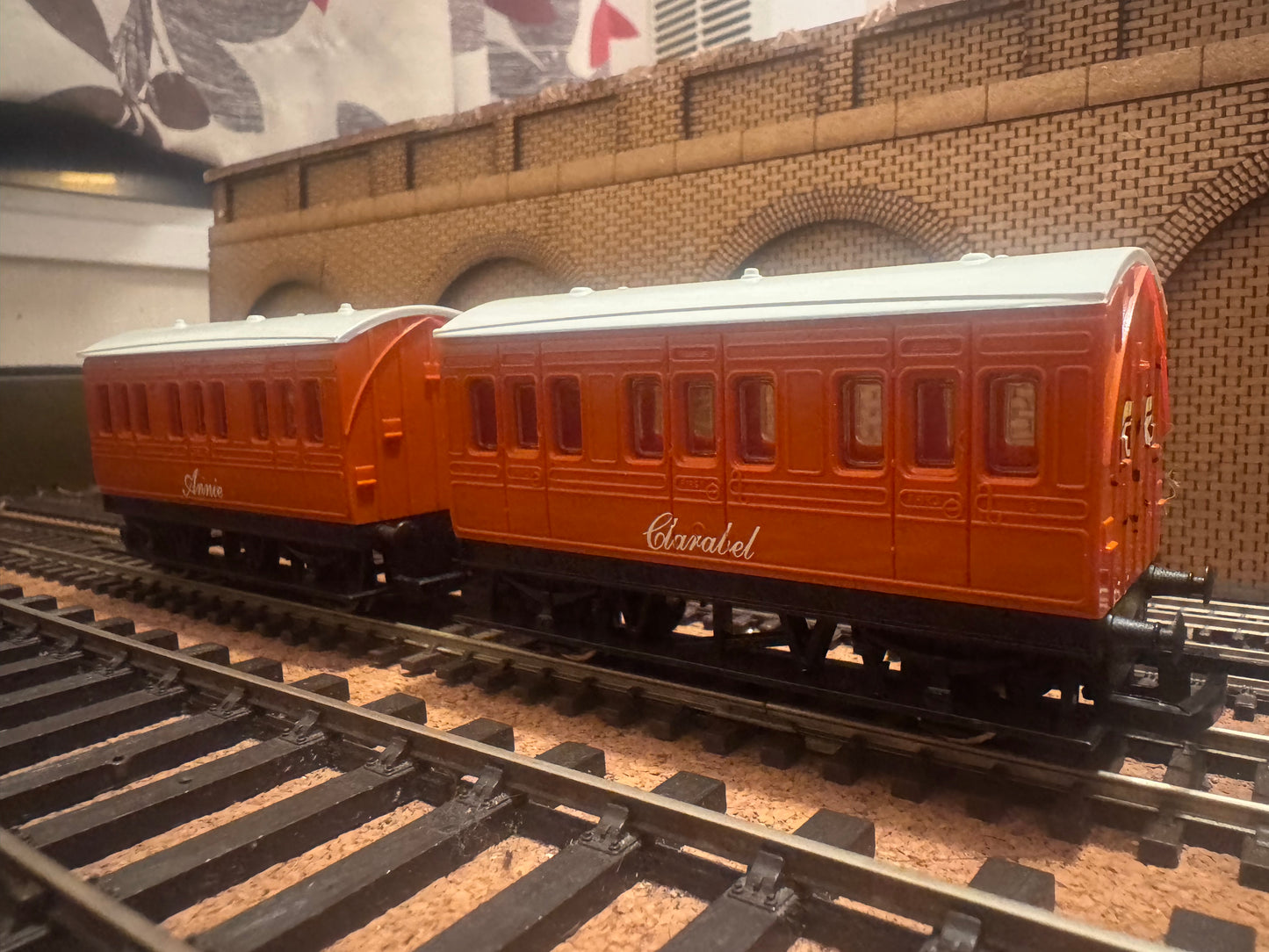Hornby Thomas & Friends R9293 (OO) Annie and Clarabel 
