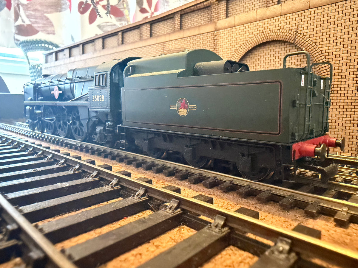 Hornby R2169 (OO) Ex SR, Rebuilt Merchant Navy No.35028 “Clan Line” in British Railways Lined Passenger Green. Shed code, 70A Nine Elms Depot)