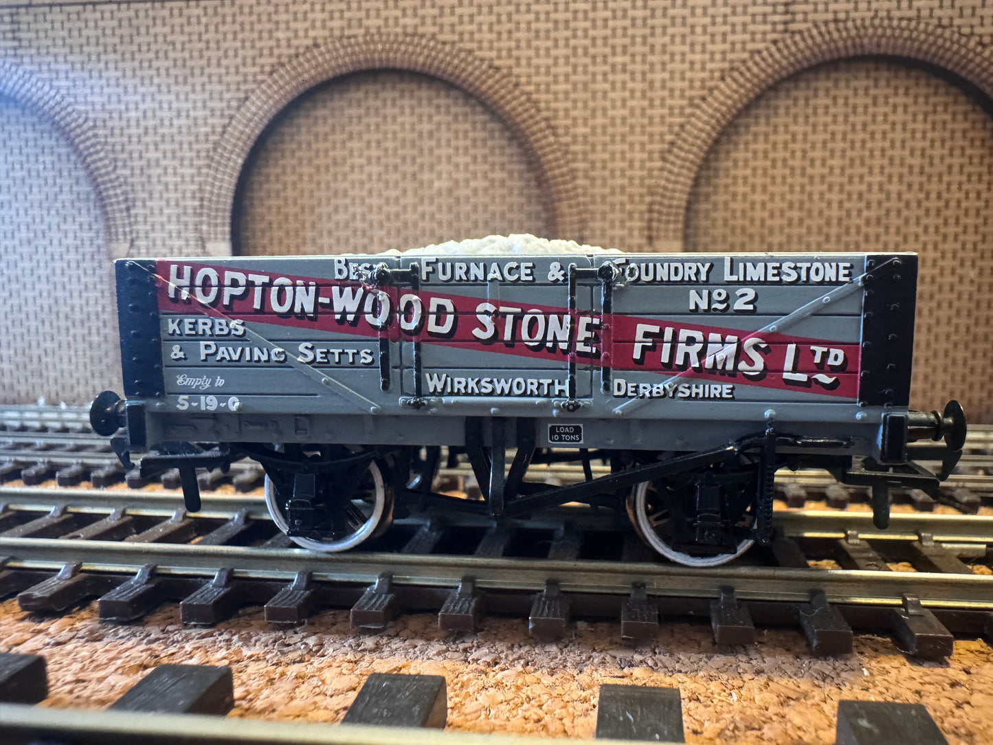Bachmann 37-029 (OO) Hopton-Wood Stone Firms Ltd, Five Plank Wagon No.2 with load 