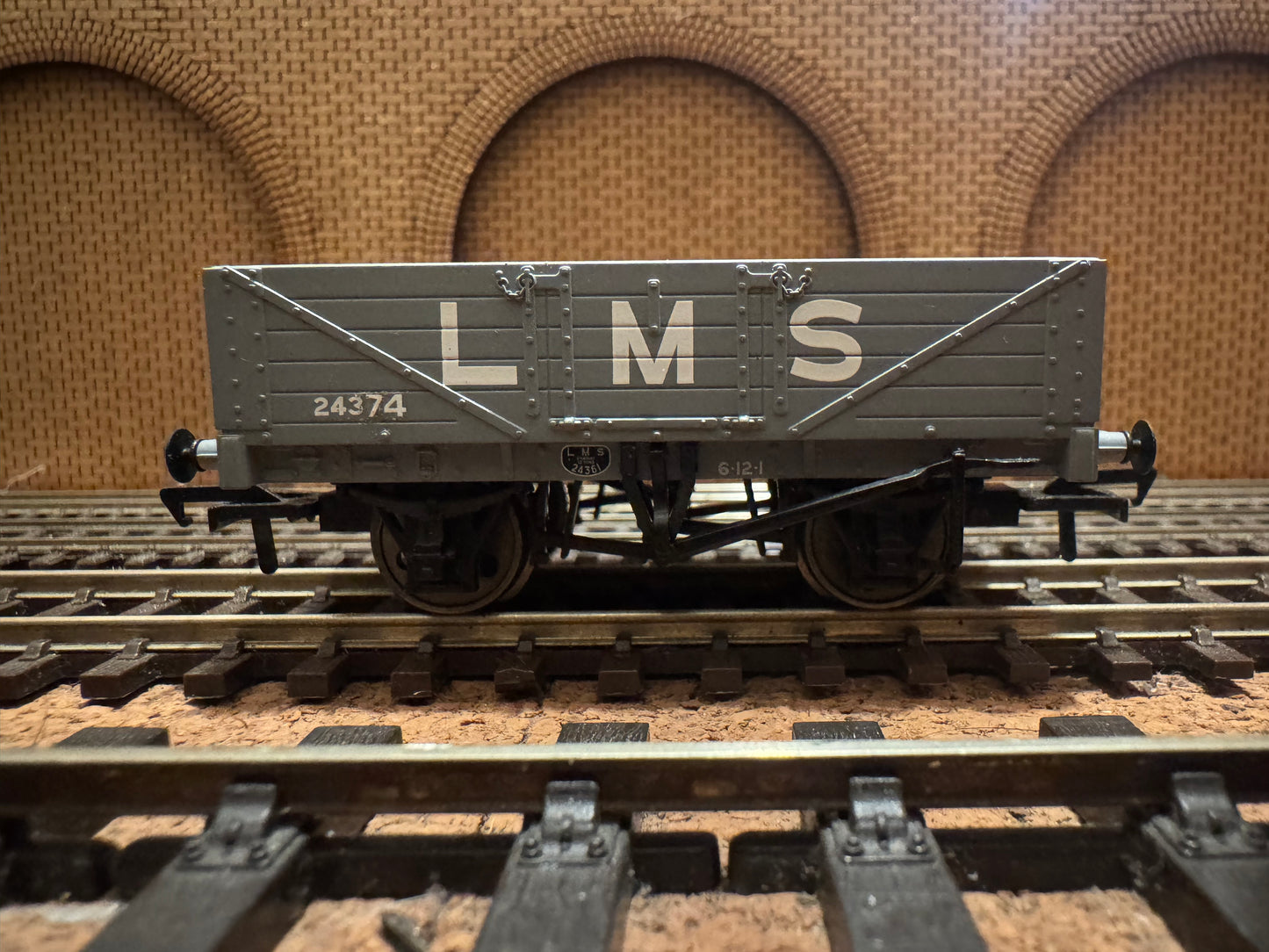 Bachmann 37-070 (OO) London Midland Scottish Five Plank Wagon No.24374 in LMS Grey 