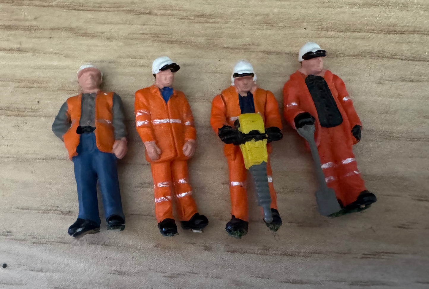Bachmann Scenecraft (OO) X4 Railtrack /Network Railway P-Way Workers 