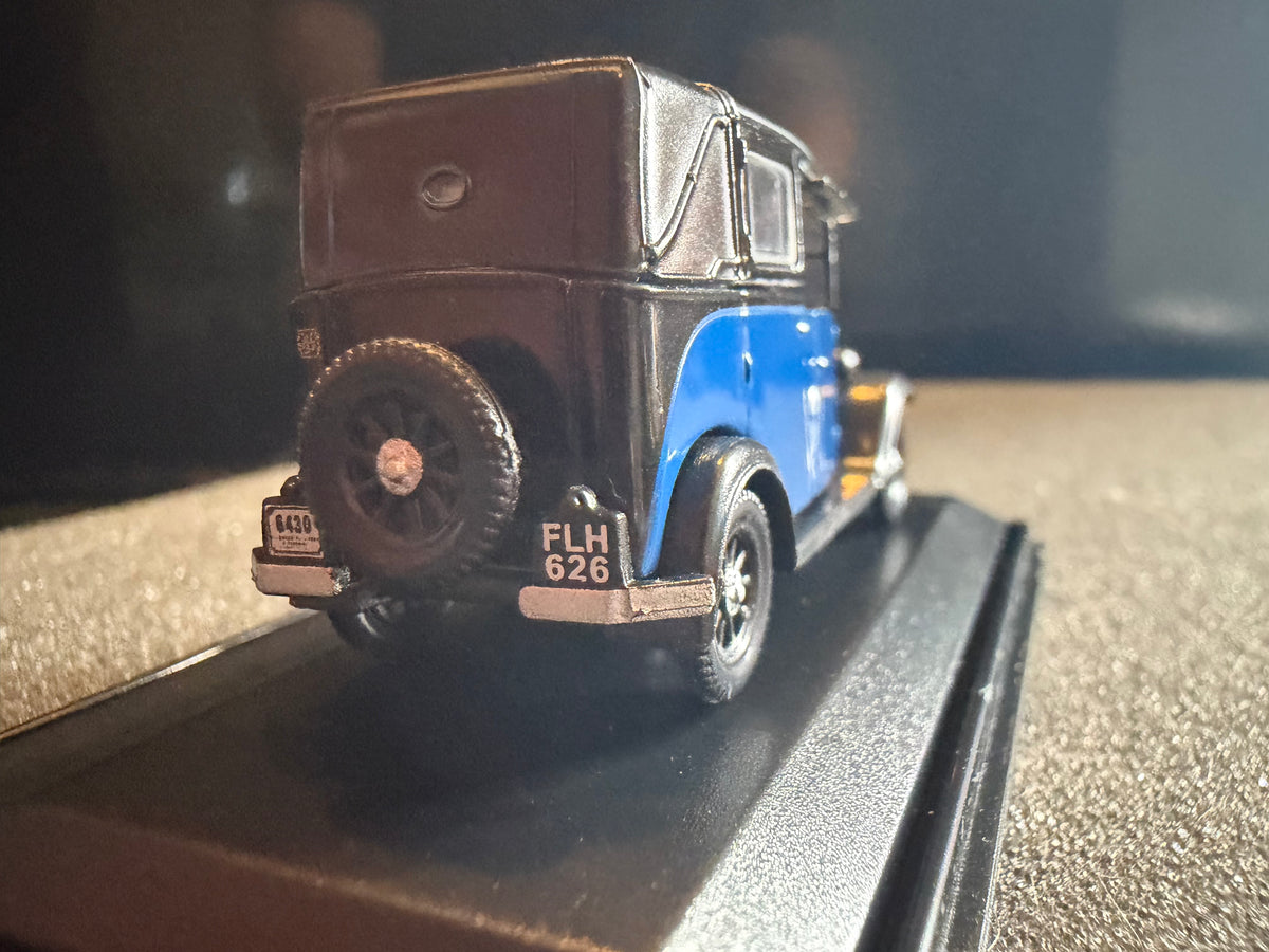 Oxford Diecast 76AT002 (1:76 / OO) Austin Taxi in Blue.