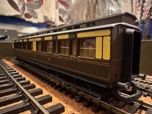 Hornby R.122 (OO) Great Western Railway ‘Dean’ Clerestory Composite Coach, in GWR 1880 - 1908 Chocolate & Cream with Gold Lining 