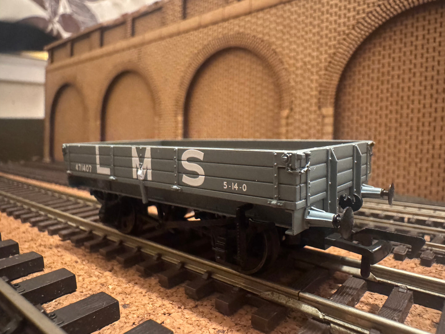 Bachmann 37-937 (OO) London Midland & Scottish Railway, Three Plank Open Wagon No.471407 in LMS Grey with covered tractor load 
