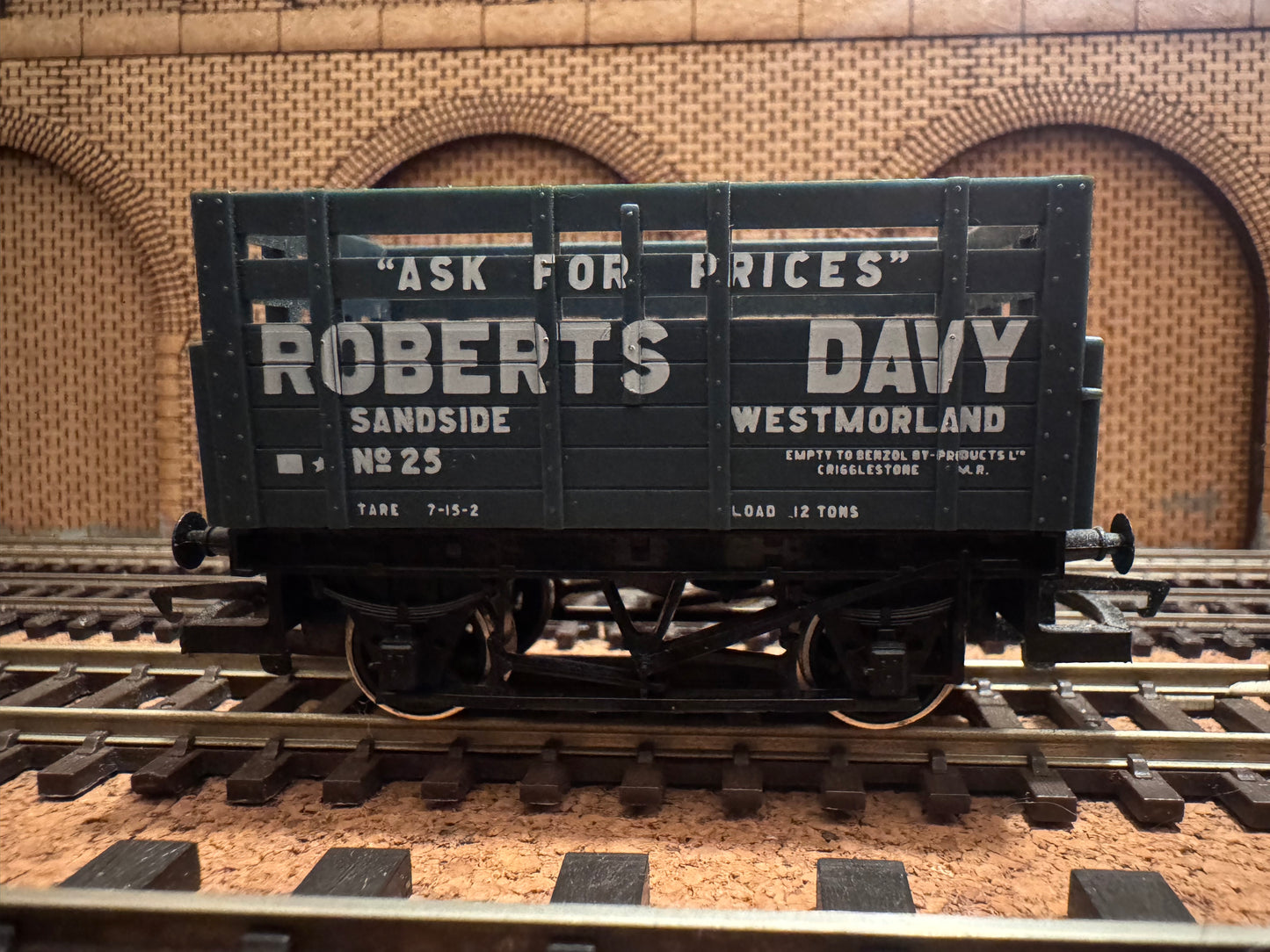 Hornby R.719 (OO) Robert Davy Five Plank Coke Wagon with ‘Greedy Bars’ No.25.