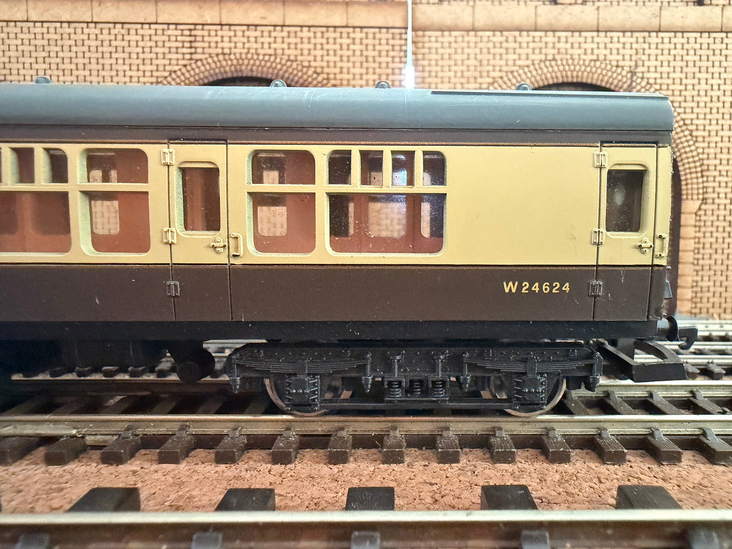 Lima L305313 (OO) British Railways MK1 Corridor Composite No.W24626 in British Railways Western Region Chocolate and Cream 