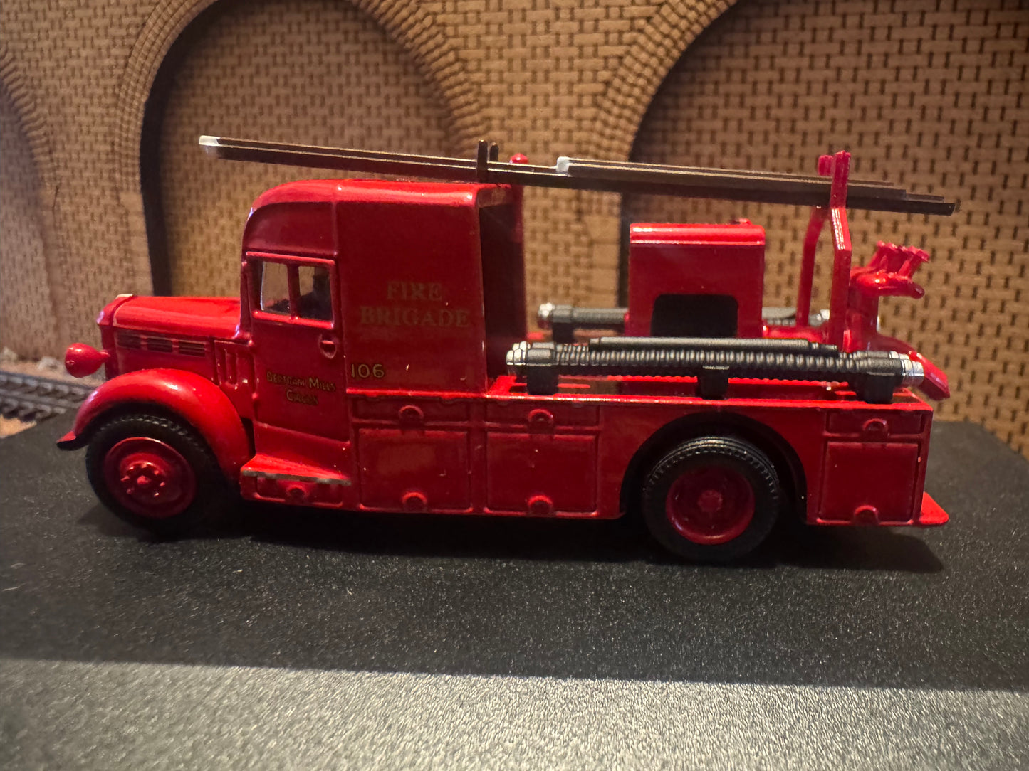 Oxford Diecast 76BHF004 (OO / 1:76) Bedford WLG Heavy Unit, Fire Engine in Bertram Mills Circus Livery 