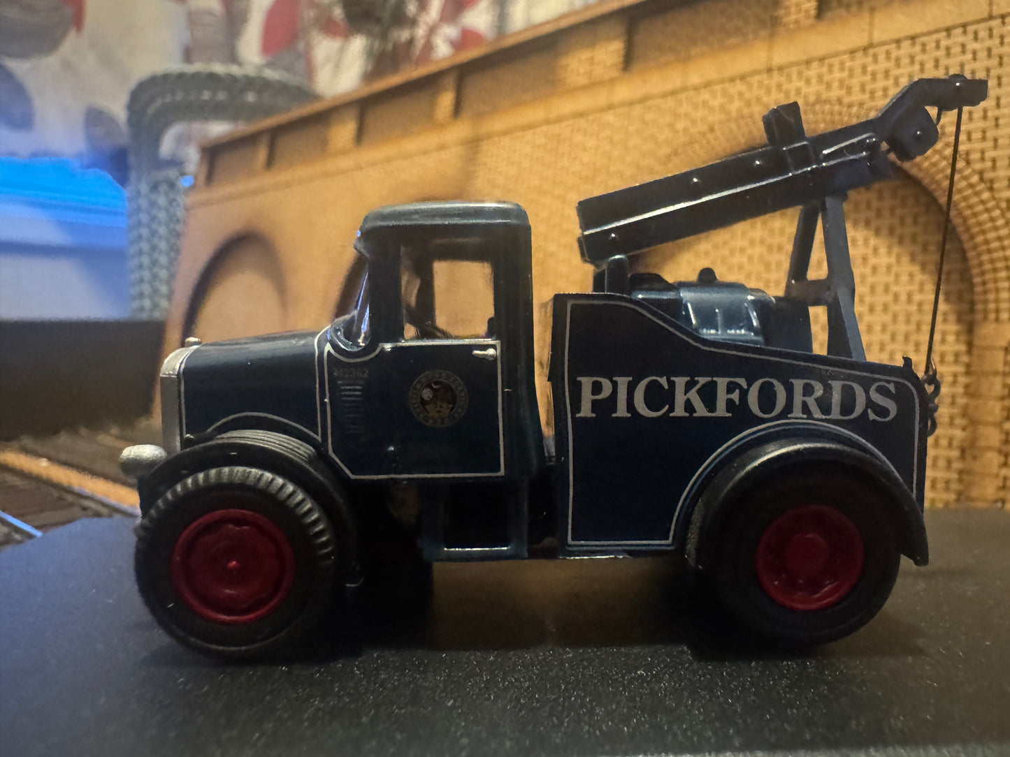 Oxford Diecast 76SH002 (OO / 1:76) Scammel Highwayman Crane. In Pickfords livery, with British Road Service Markings. Fleet Number M2362