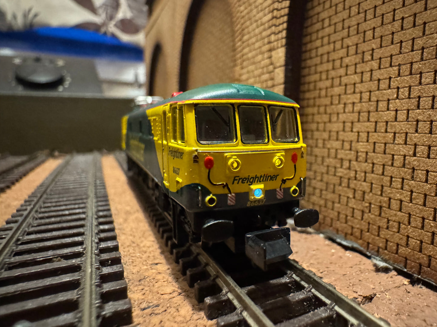 Dapol ND099Q (N Gauge) Ex BR Class 86/6 No.86637 in Freightliner Powerhaul livery. DCC Ready 