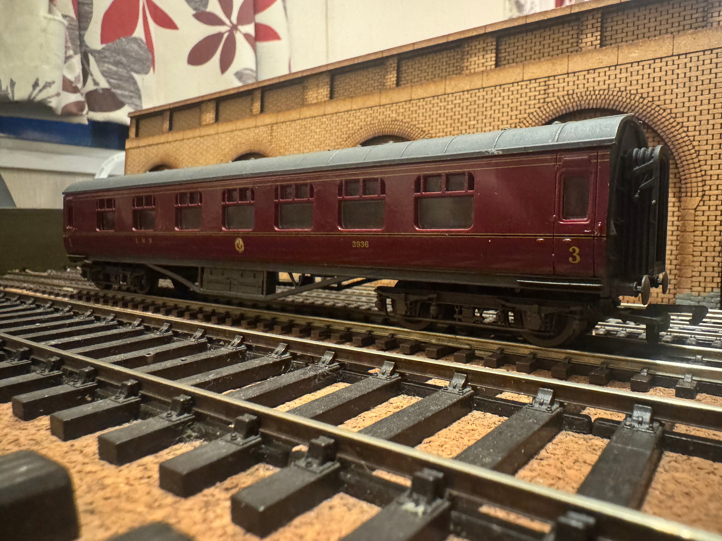 Mainline (OO) London Midland & Scottish Railway, 60ft Corridor Composite No.3936 in LMS Maroon. 