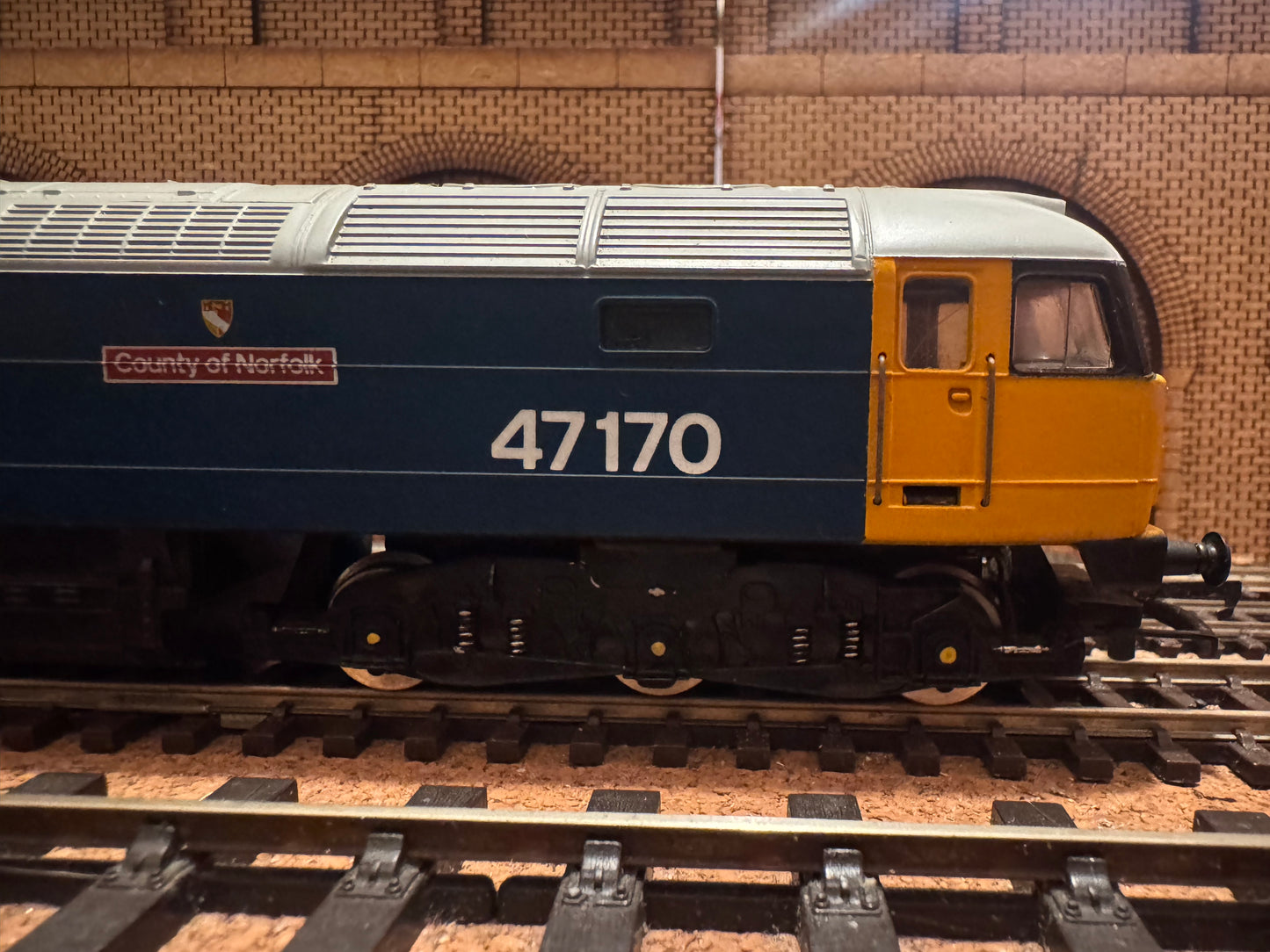 Hornby R307A (OO) British Railways Class 47 No.47170 “County of Norfolk” in BR Large Logo Blue 