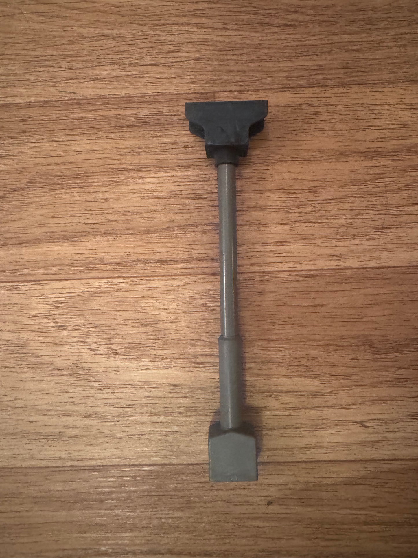 LGB (G Scale) Uncoupling Marker Post. Electricity lit. 