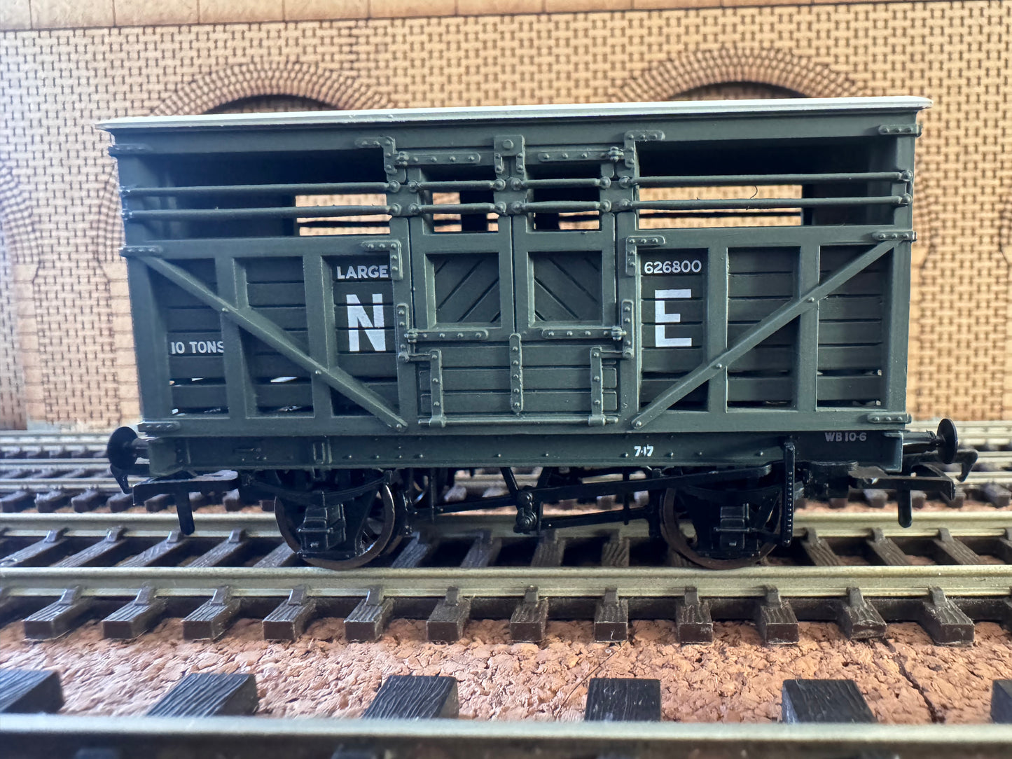 Bachmann 37-707 (OO) London North Eastern Railway 12T Cattle Wagon No.626800 in NE Grey. 