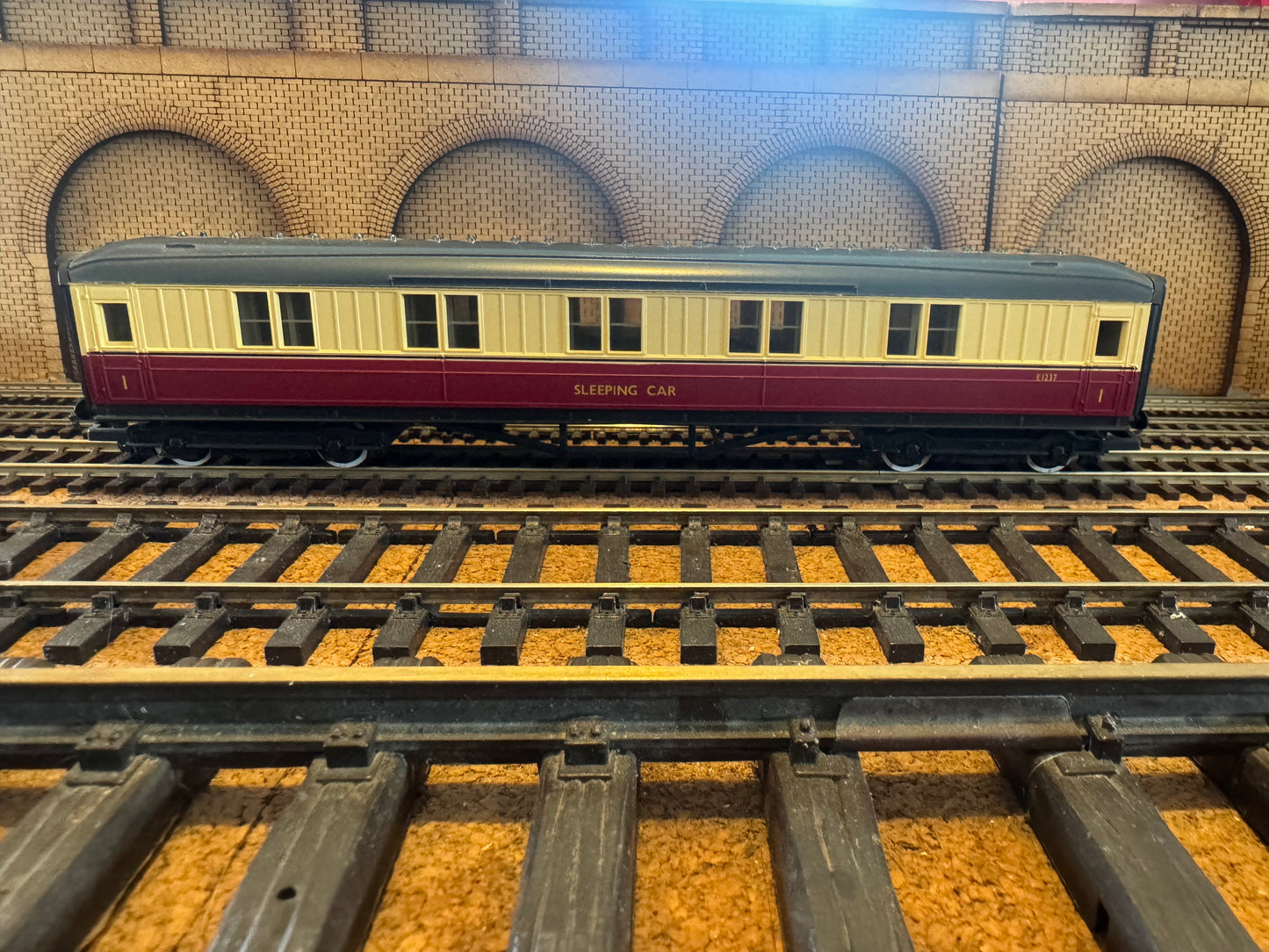 Hornby R419 (OO) Ex LNER ‘Gresley’ First Class Sleeping Car No.E1237 in British Railways Blood and Custard 