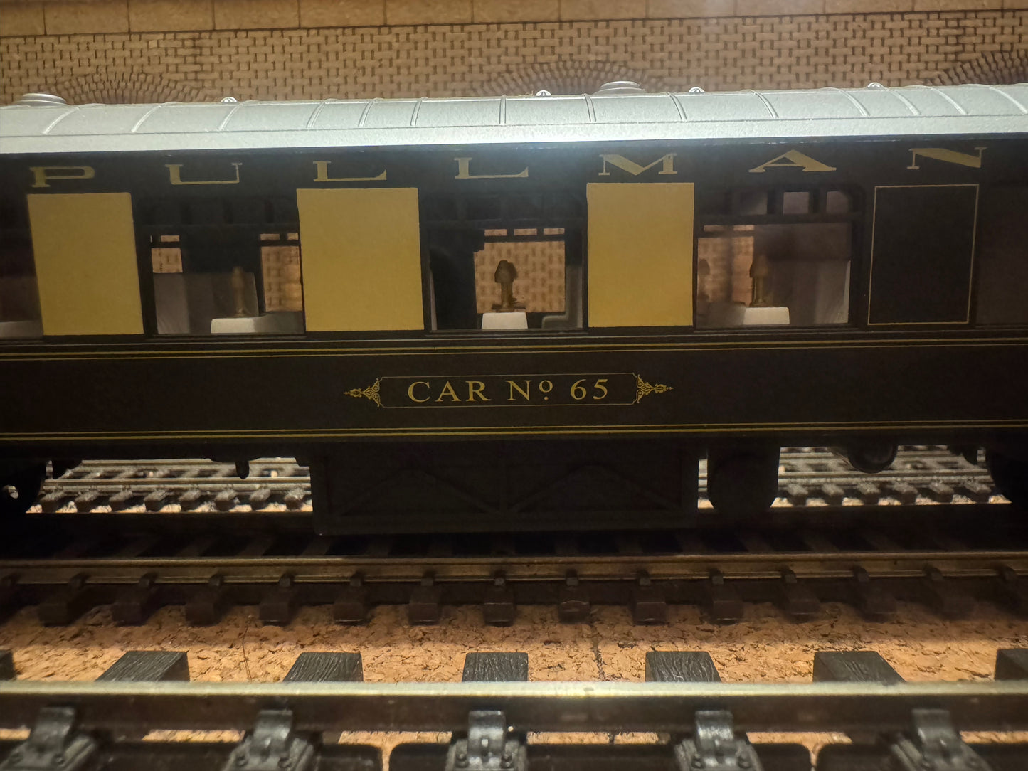 Hornby Railroad R4313 (OO) Pullman Class K Third Class Parlour Brake. 