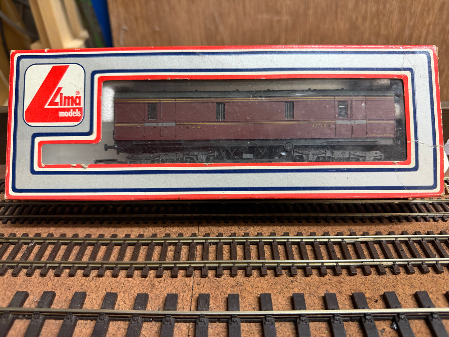 Lima 305358W (OO) London Midland & Scottish Railway Bogie Van No.37762 in LMS Crimson 