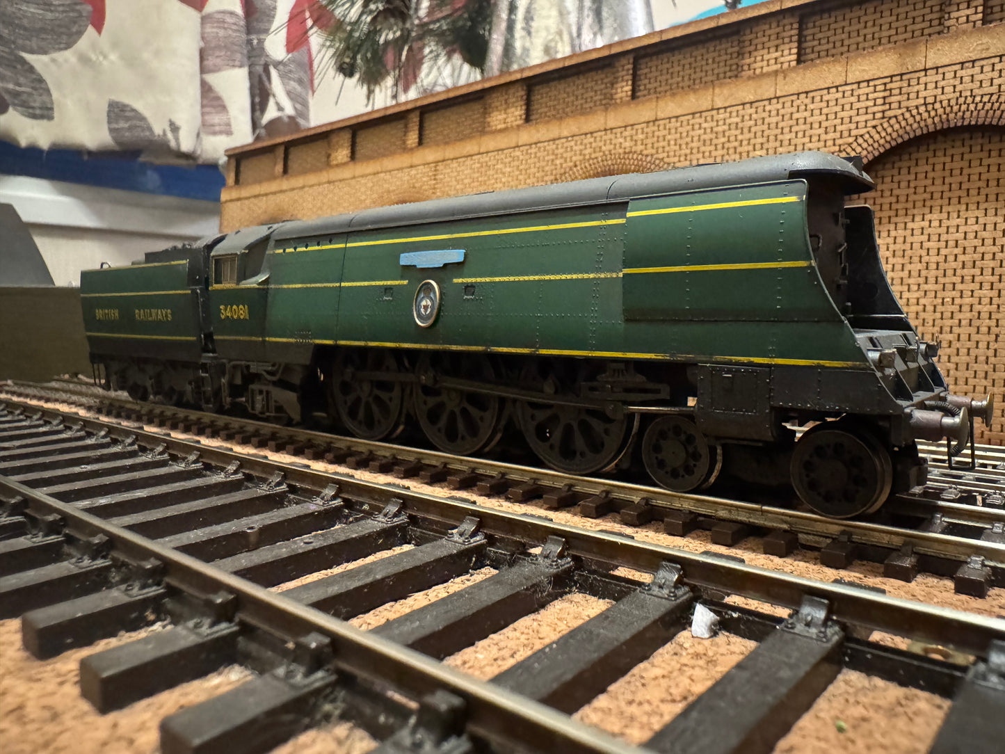 Hornby R2220 (OO) British Railways [SR] ‘Battle of Britain Class’ No.34081 “92 Squadron” In Weathered Southern Railway / BR Transitional Malachite Green. 