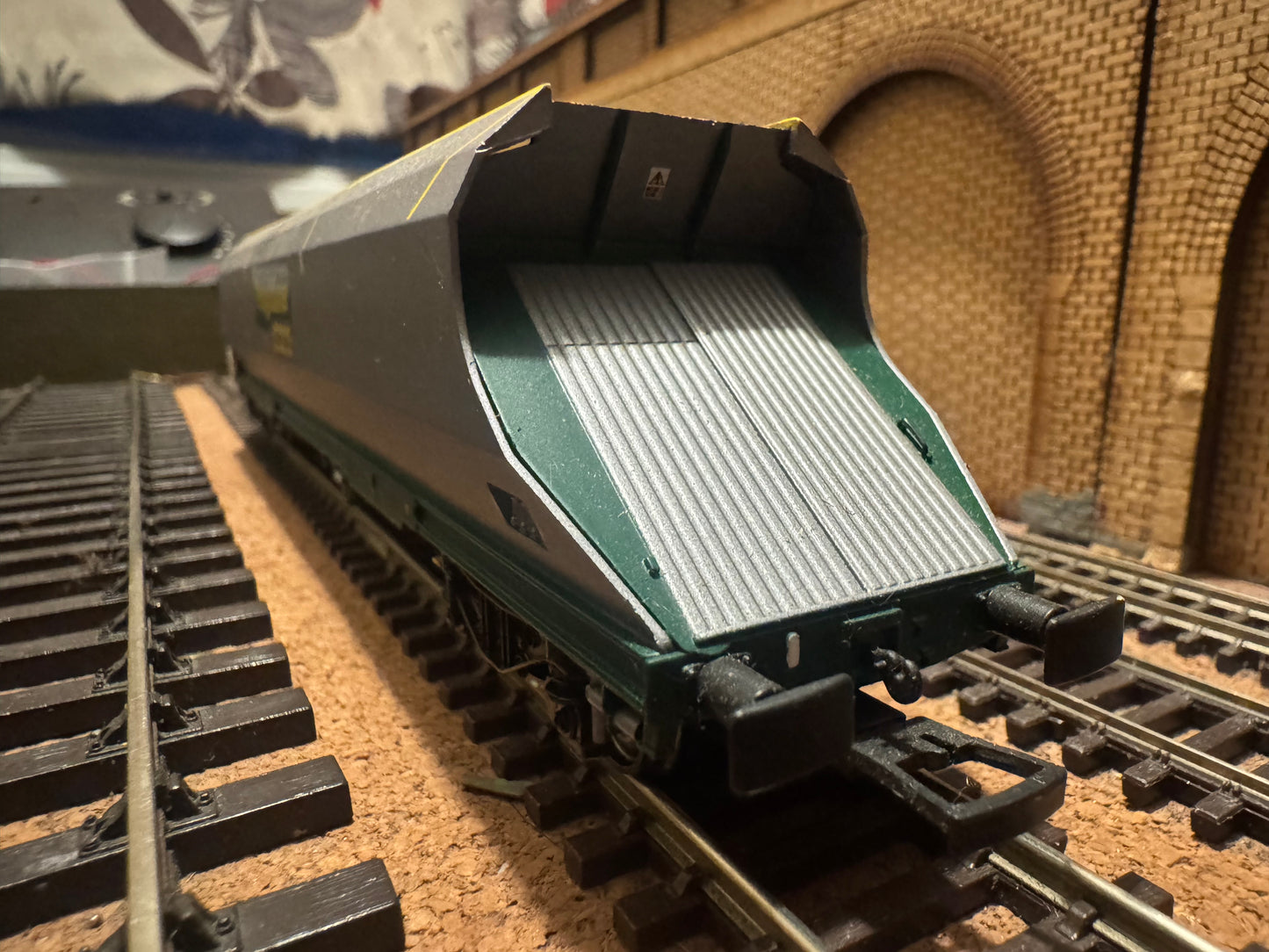 Bachmann 38-030A (OO) Freightliner 100T HHA Bogie Hopper with sliding end doors No.370429 in Freightliner Heavy Haul Livery with website address. 