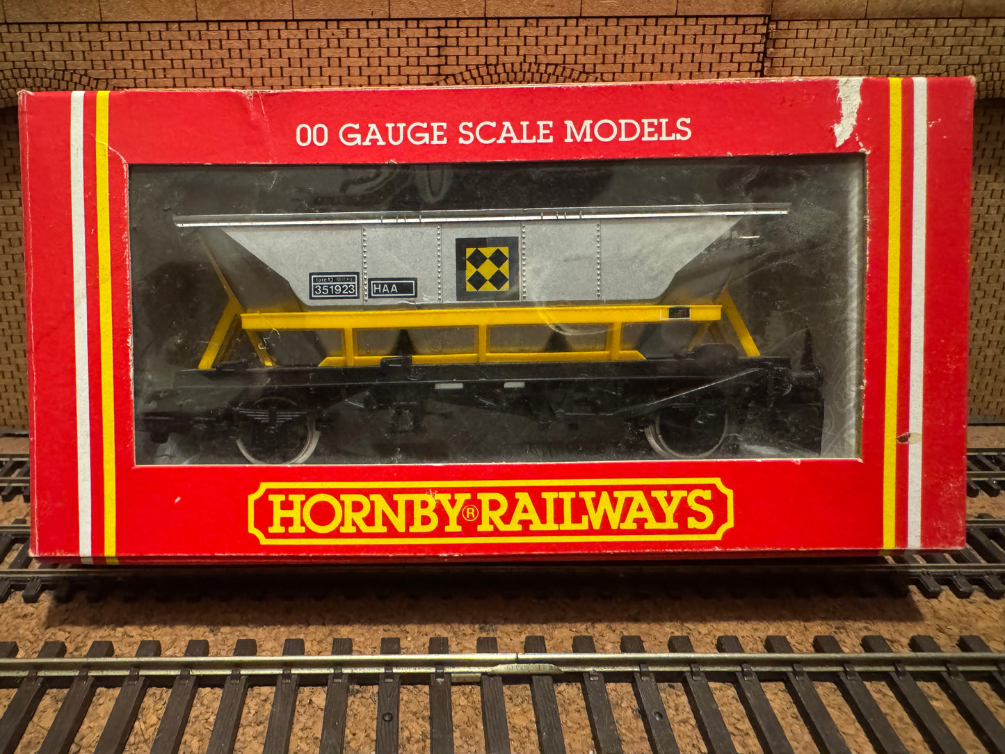 Hornby R.033 (OO) British Rail, Merry-Go-Round HHA Hopper Wagon No.350923 in BR Railfreight Coal Sector large logo livery with real coal load. 