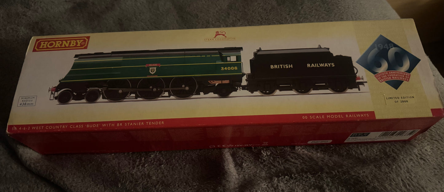 Hornby R2685 (OO) Ex SR ‘West Country’ No.34006 “Bude” with Ex LMS Tender in 1948 British Railways, Locomotive Exchange Trials, SR Green, BR Number and Black Tender. Special Edition No.1424 of 2008. DCC Ready. 