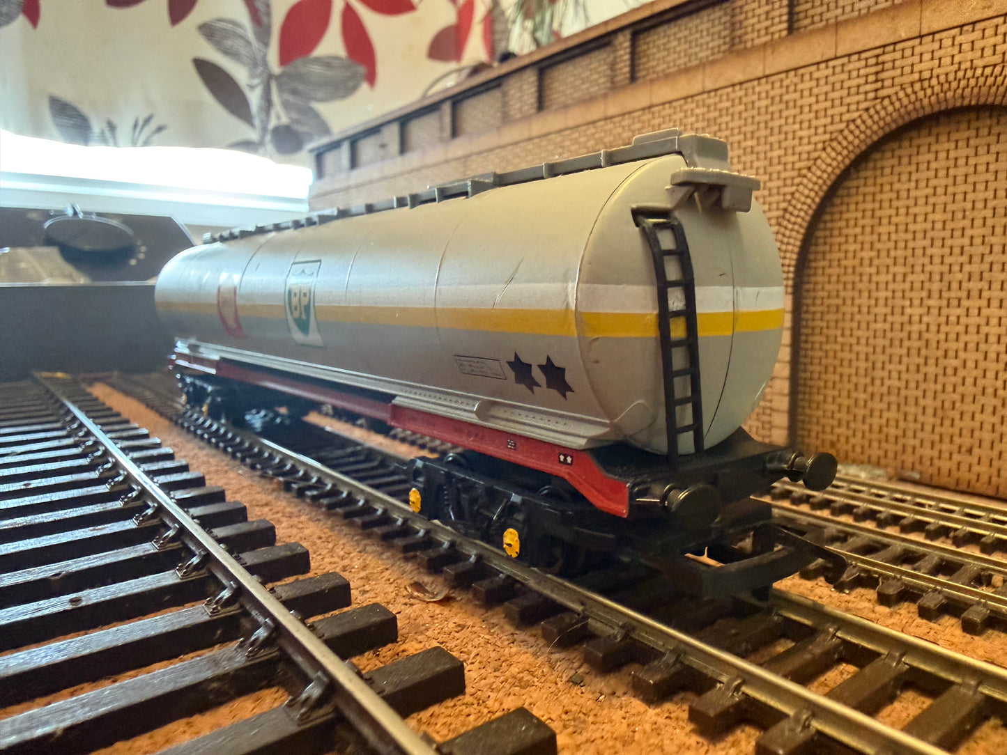 Hornby R669 (OO) British Rail 100T TEA Tank Wagon No.2264 in British Petroleum / Shell livery 