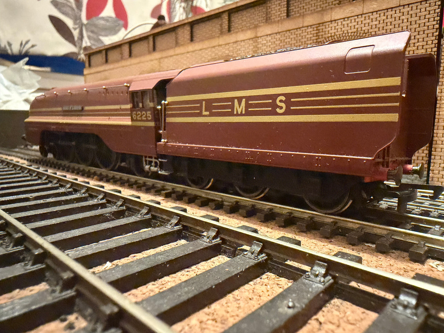 Hornby R2179 (OO) London Midland & Scottish Railway, Stanier 7P Streamlined ‘Princess Coronation’ No.6225 “Duchess of Gloucester” in LMS Crimson Lake & Gold Stripes