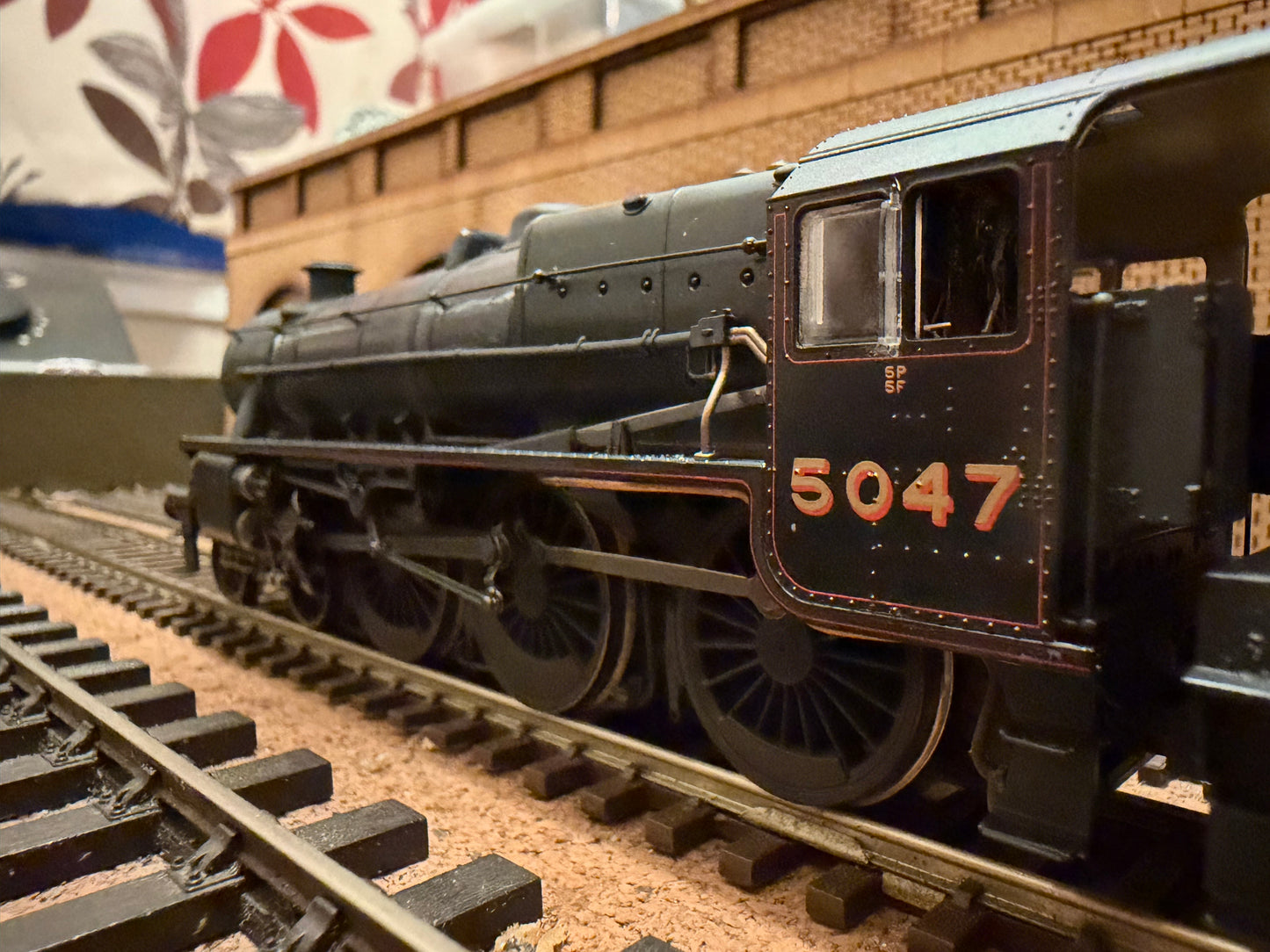 Hornby R30274 (OO) London Midland & Scottish Railway 5P-5F ‘Black Five’ No.5047 in Weathered LMS Lined Black (Shed Code 5A, Crewe North). DCC Ready 