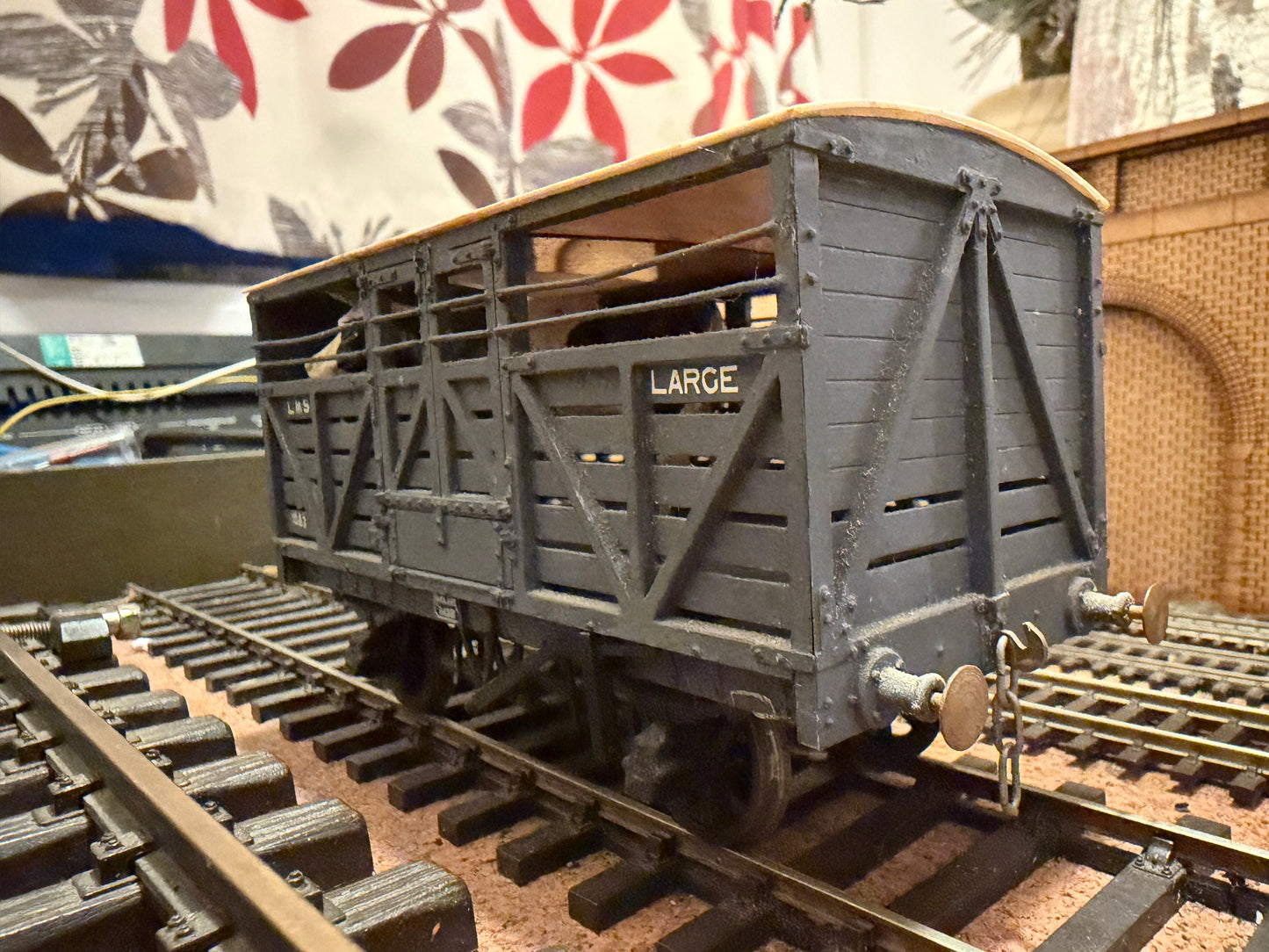 Slater’s 7031 (O Gauge) Ex MR ‘Large’ 10T Cattle Wagon No.114351 in London Midland & Scottish Railway Grey, with Bull (unfinished) 