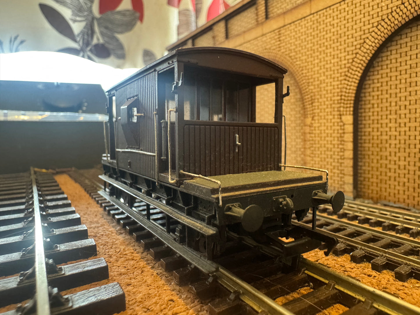 Bachmann 37-531 (OO) British Railways 20T Brake Van No.B951054 in Weathered BR Bauxite Livery 