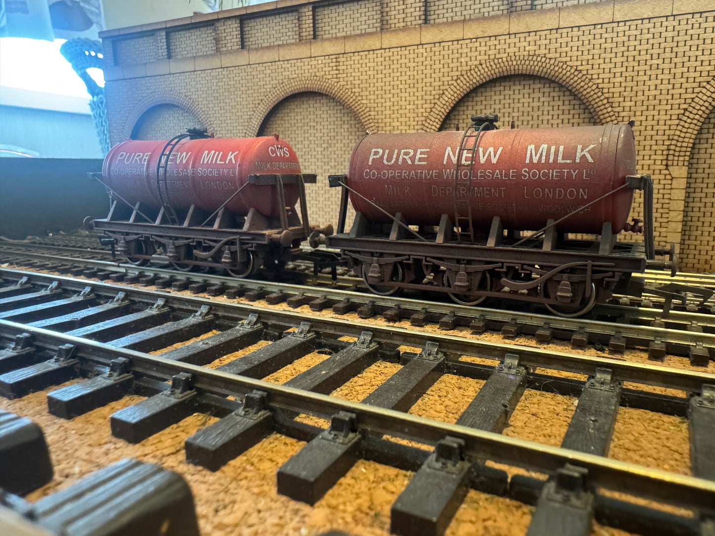 Dapol 4F-031-037 (OO) Co-operative Wholesale Society, weathered ‘Pure New Milk’ Glass Lined Six Wheel Wagon Twin Set (Royal Arsenal Co-op) 