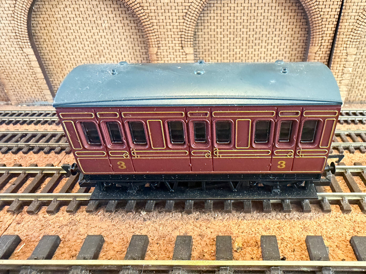 Hornby R468 (OO) London Midland Scottish Railway, Generic Four Wheeled Composite Coach. 