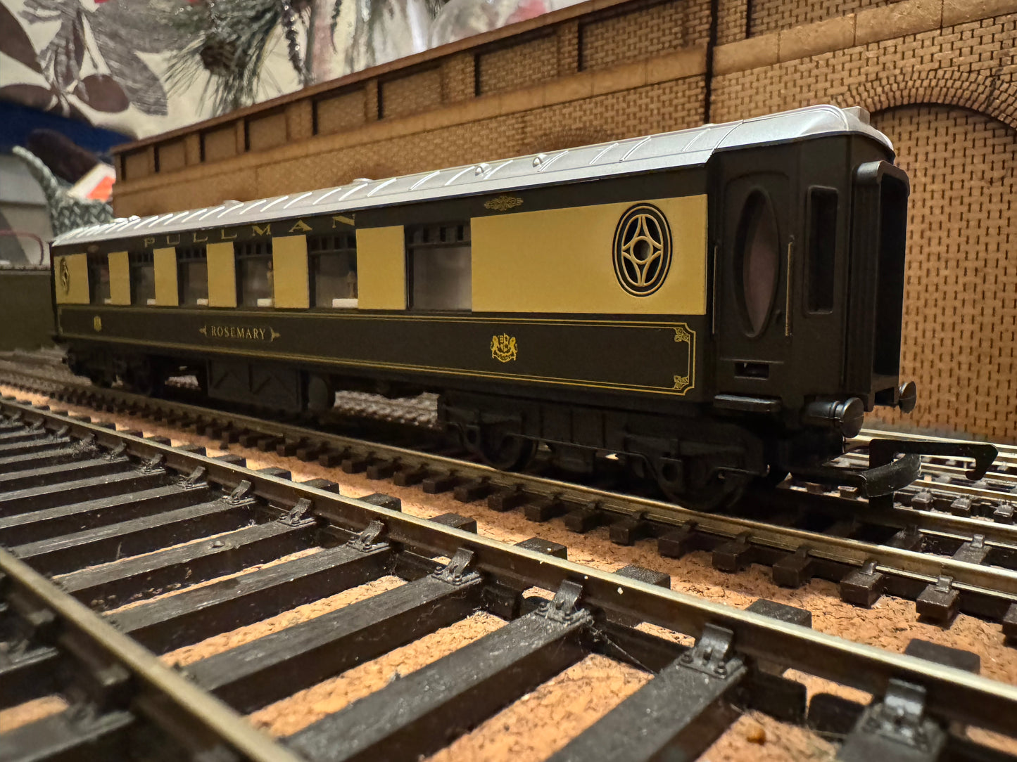 Hornby Railroad R4312 (OO) Pullman Class K, First Class Parlour Car in Pullman Car Company Livery 