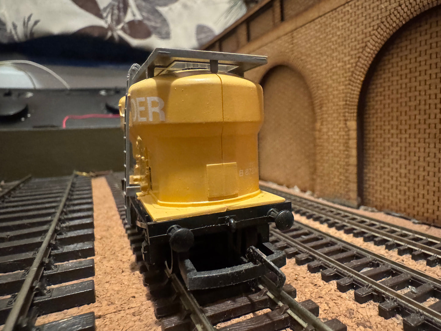 Hornby R.095 (OO) British Railways 20T Twin Silo ‘Prestwin’ Wagon No.B873740 in Bulk Powder Livery 